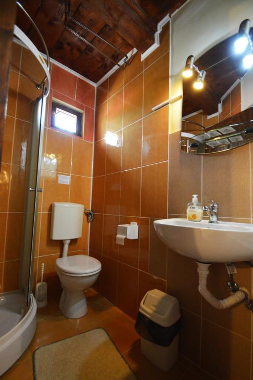 Arts And Crafts Guesthouse Baia Sprie Bagian luar foto